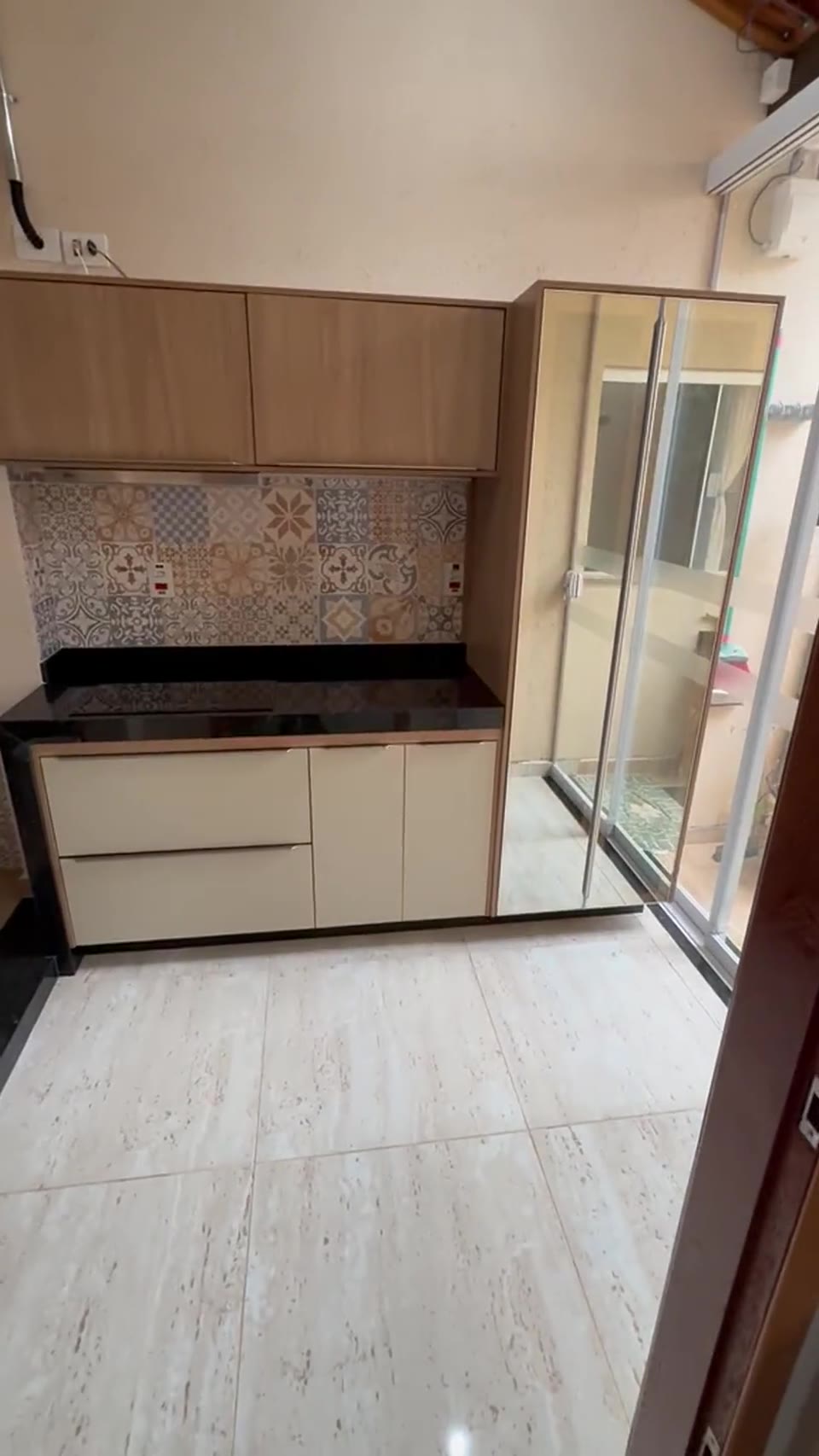 Cozinha planejada com portal espelhado