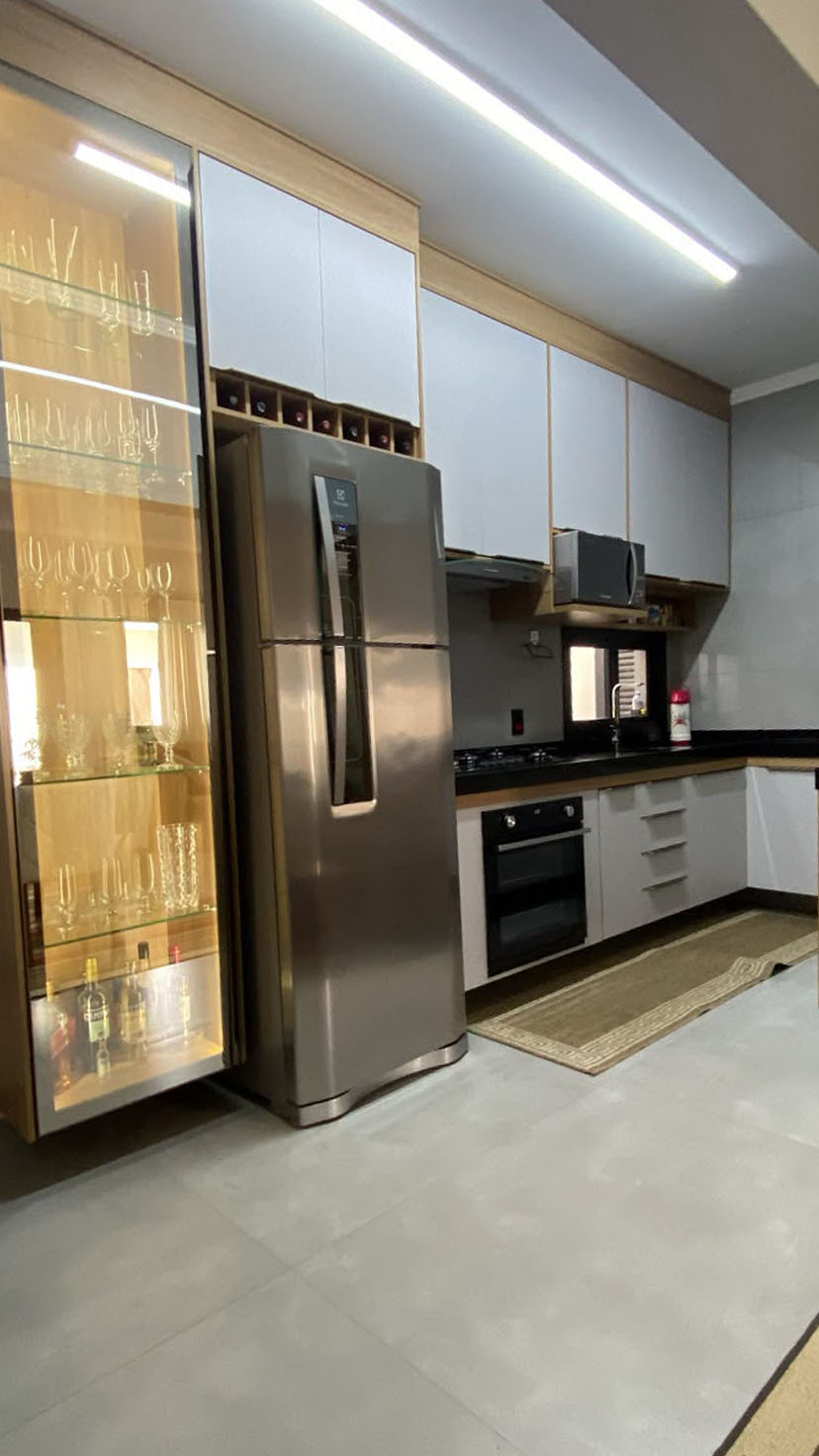 Cozinha planejada sob medida com armário vitrine