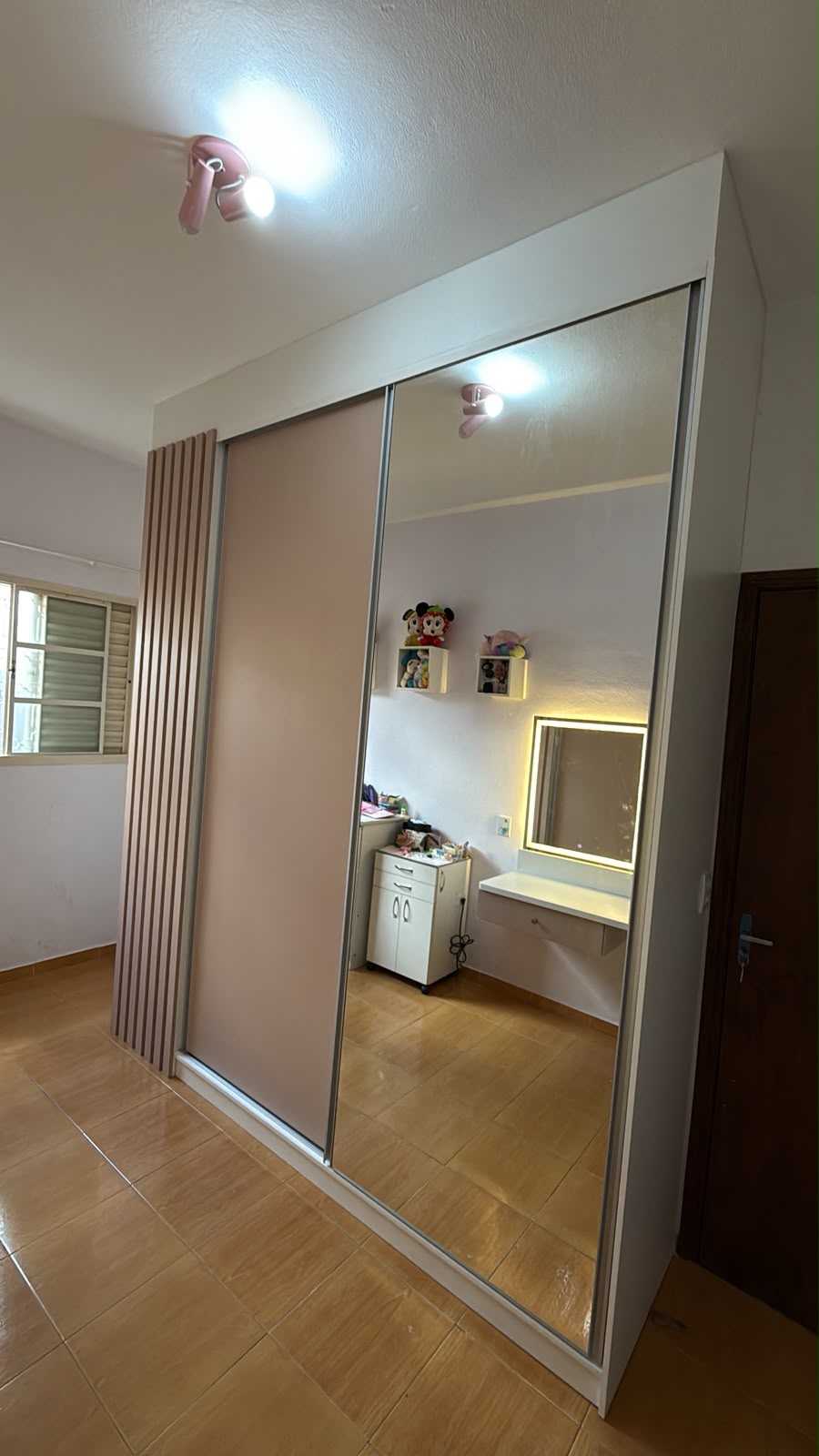 Guarda-roupa planejado com portas de correr espelhadas