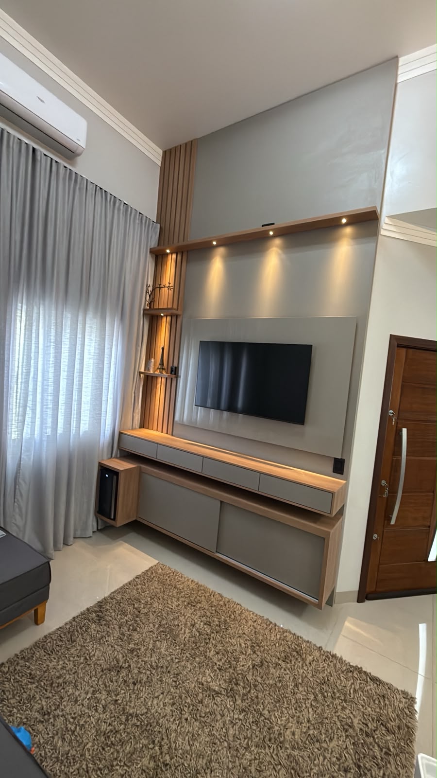 Painel de TV planejado com iluminação embutida