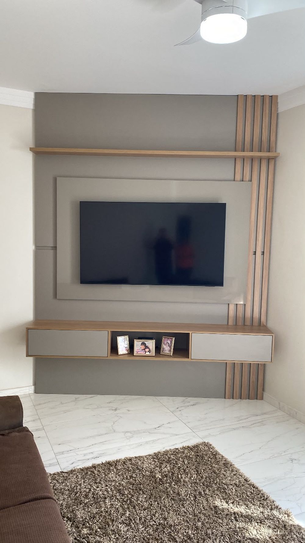 Sala planejada com painel de TV e nichos
